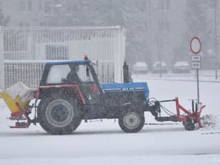 Žiar nad Hronom zápasí s nevyspytateľnou zimou: Silné sneženie aj časté výkyvy počasia skomplikovali údržbu
