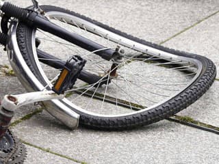 Cyklista po páde: Najdôležitejšia je bezpečnosť, prvá pomoc a správna reakcia