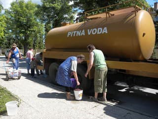Veľké Kapušany dnes bez vody: Porucha zasiahla celé mesto, pristavili cisternu na pitnú vodu