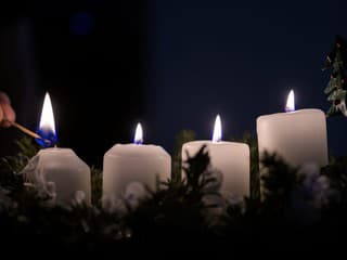 Hasičský a záchranný zbor varuje: Pozor na sviečky počas adventu! Požiar môže vzniknúť aj z maličkosti