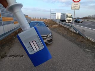 Policajti prenasledovali vodiča Audi pod vplyvom drog, spôsobil nehodu pri Čachticiach