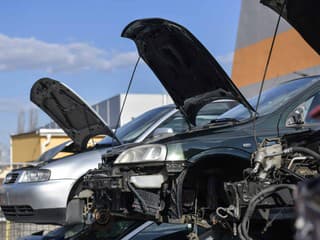 Žiar nad Hronom opäť odstránil autovrak z parkoviska – obyvatelia môžu nahlasovať ďalšie