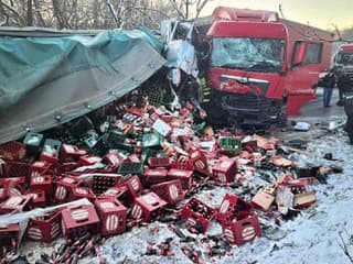 AKTUÁLNE ŤAŽKÁ NEHODA dvoch kamiónov: Cesta je uzavretá, zasahujú všetky záchranné zložky