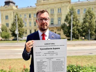 Šimko vystavil županovi Trnkovi symbolické vysvedčenie: „Košický kraj potrebuje zmenu vedenia. Po deviatich rokoch Trnka neprospel.“