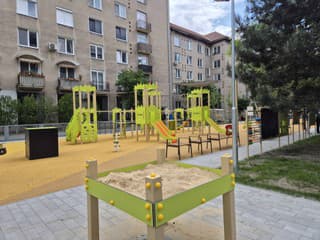 Obnovený dvor ZŠ na Grösslingovej v Bratislave: Nové ihrisko aj pre verejnosť