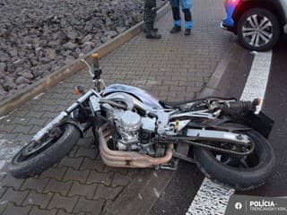Opitý motocyklista s doživotným zákazom šoféroval v Považskej Bystrici, u seba mal drogy