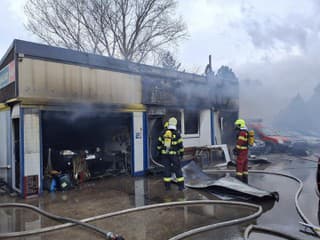 Požiar unimobunky na Zlatých pieskoch v Bratislave: Na mieste zasahovali hasiči, príčina sa vyšetruje