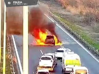Požiar auta na D1 pri Dubnici nad Váhom: Diaľnica je prejazdná len v jednom pruhu, zasahuje polícia