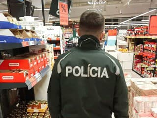 VIDEO Dráma v Bratislave: Muž sa v predajni vyhrážal paralyzérom, policajti ho spacifikovali