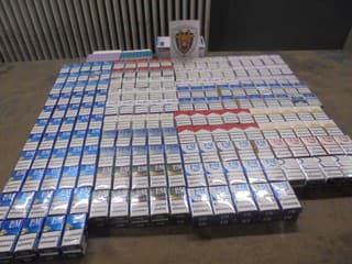 Obrovský zásah: Finančná správa zlikvidovala tajnú fabriku na cigarety, zaistili 11 ton tabaku a 20 obvinených