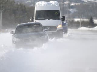 AKTUÁLNE Poľadovica a zľadovatený sneh blokujú cesty na severe Slovenska – viaceré úseky sú neprejazdné