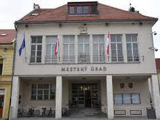 V Trenčíne budú mať zamestnanci mesta 8. mája voľno, zatvorené budú aj školy