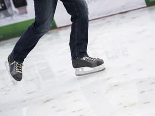 Prievidza podporuje pohyb detí: Predškoláci sa učia korčuľovať na zimnom štadióne s trénermi