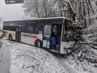 AKTUÁLNE FOTO Havaroval autobus plný cestujúcich: Hlásia ranených, doprava je obmedzená