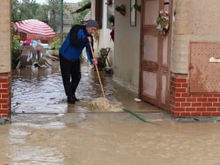 Meteorológovia varujú: Viaceré okresy ohrozuje v nedeľu podvečer zvýšené riziko záplav
