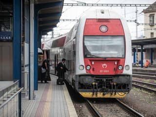 ŽSR kvôli extrémnym horúčavám opäť obmedzia rýchlosť vlakov, cestujúcich čakajú meškania