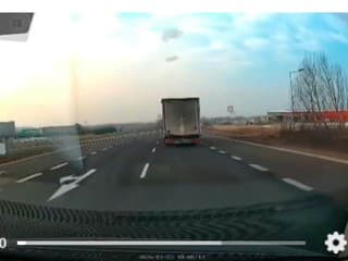Kamionista v Trnave ohrozoval vodičov padajúcim ľadom – polícia mu dala najvyššiu pokutu