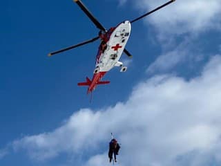 Maďarský turista uviazol mimo chodníka vo Vysokých Tatrách, zachraňoval ho vrtuľník HZS