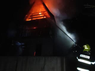 Úmyselný požiar záhradnej chatky v Dolnom Kubíne: Hasiči zasahovali v noci, škoda 10-tisíc eur