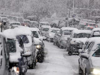 SHMÚ vydal výstrahy: Silné sneženie na západnom Slovensku, uzavreté aj horské priechody
