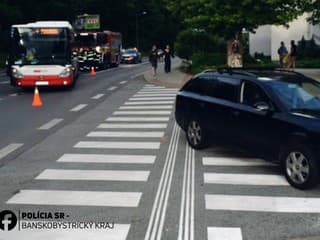 Zrážka autobusu MHD a auta v Banskej Bystrici – jedna osoba utrpela zranenia