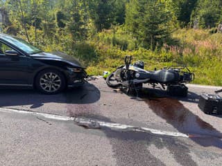 Tragédia na cestách v Košickom kraji: Polícia riešila viacero nehôd motorkárov, jeden zahynul