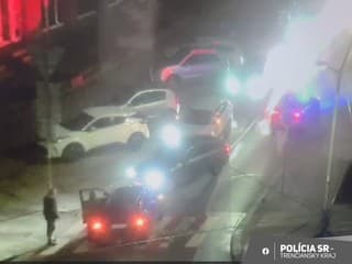 Opitý vodič v Prievidzi zastavil v protismere priamo na priechode – polícia ho zadržala, nafúkal 2,56 promile