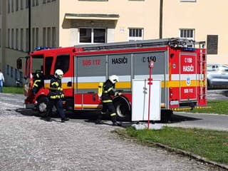 Požiar bytu v bratislavskej Dúbravke: Hasiči evakuovali 33 ľudí, jedna osoba zranená