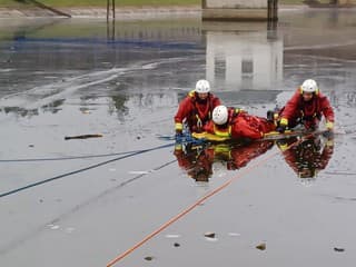 FOTO Prievidzskí hasiči si precvičili záchranu topiacej sa osoby