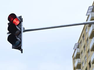 Nová svetelná signalizácia vo Viničnom: Moderné semafory a kamery majú zvýšiť bezpečnosť na križovatke