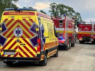 Požiar kamiónového návesu pri Senci: Zranená osoba a evakuácia zvierat, škodu spôsobil vietor