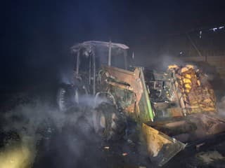 Požiar traktora na družstve v Slovenskom Pravne: Hasiči bojovali s plameňmi v sklade krmovín