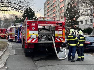 Nočný požiar v bratislavskom Ružinove bol dôvodom evakuácie obyvateľov