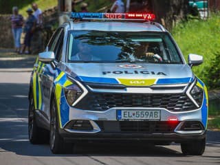 Pri pokuse zastaviť vozidlo sa zranili dvaja policajti! Na auto napokon museli strieľať