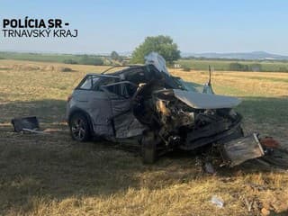 Ťažká nehoda pri Hlohovci: FOTO Zrážka dvoch áut, jeden vodič v ohrození života