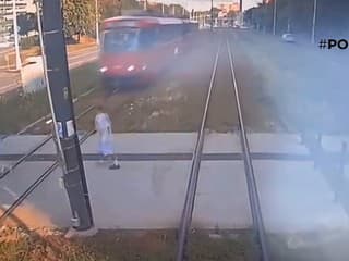 Električka zrazila maloletého chlapca: Desivé VIDEO zachytilo okamih nehody