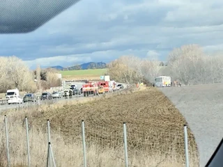 AKTUÁLNE FOTO Havária autobusu na rýchlostnej ceste: Zásahujú záchranári, hlásia ranených