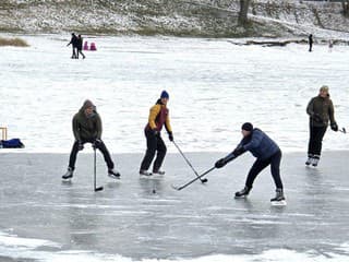Železná studnička: Korčuľovanie na odhrnutých rybníkoch cez víkend, Sánkobus opäť premáva