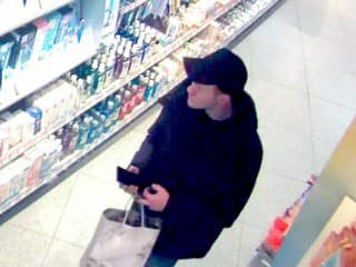 FOTO Polícia pátra po trojici, ktorá ukradla tovar v drogérii v bratislavskom obchodnom centre