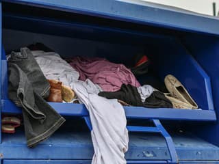 Zber textilu na Slovensku rok po zavedení: Systém viazne, obce zápasia s problémami a chýba financovanie