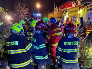 V Jelenci nacvičovali zásah pri zrážke vlakov – hasiči a záchranári preverili pripravenosť