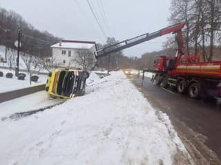 Dramatická nehoda sanitky v Cejkove: Vozidlo sa prevrátilo na bok, nikto sa nezranil