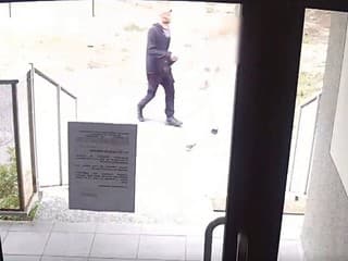 Polícia zverejnila video: V Bratislave muž strhol žene retiazku a ušiel, pomôžte s pátraním