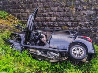 Tragická nehoda na východe Slovenska: Auto narazilo do piliera, jedna osoba zahynula