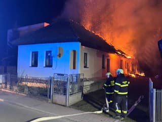 Aktuálne: Vypukol požiar rodinného domu, zasahujú hasiči