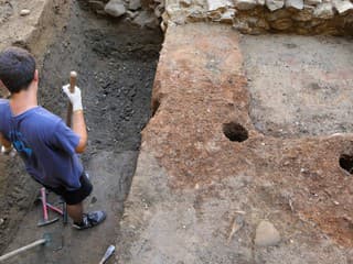 Objavili základy unikátnej šibenice v Stupave: Archeológovia našli aj ľudské pozostatky a mince