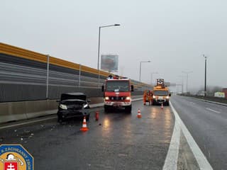 FOTO Nehoda dvoch áut na D2 v Bratislave. Hasiči hlásia dvoch zranených