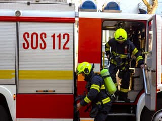 Požiar strechy rodinného domu v Hradišti: Hasiči zasahovali celé hodiny, príčina sa vyšetruje