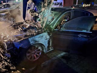 Aktuálne: V Seredi na Cukrovarskej ulici v noci horelo auto – škoda 10-tisíc eur