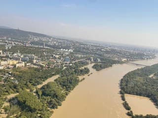 FOTO, z ktorých mrazí: Letecké zábery 30-ročnej POVODNE v hlavnom meste